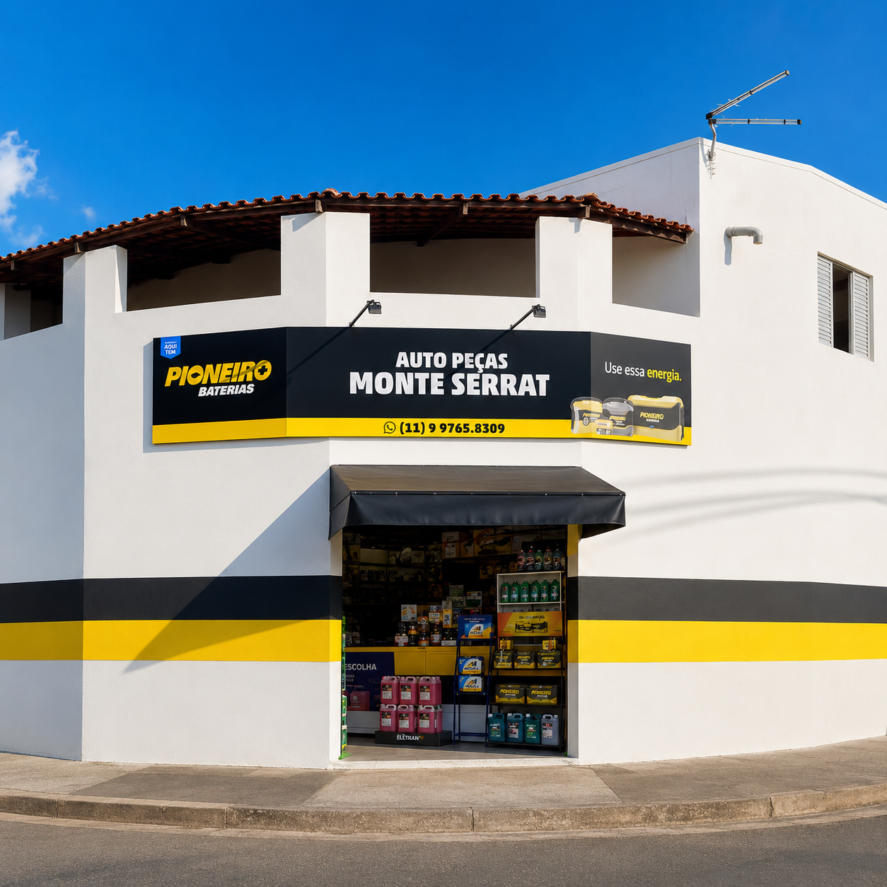 Entrada da Monte Serrat Autopeças com produtos expostos